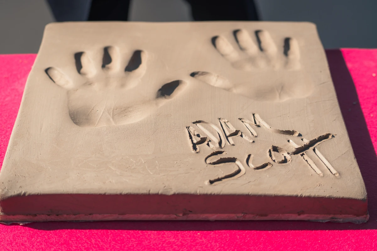 CANNESERIES 2026 : empreintes croisette Adam Scott