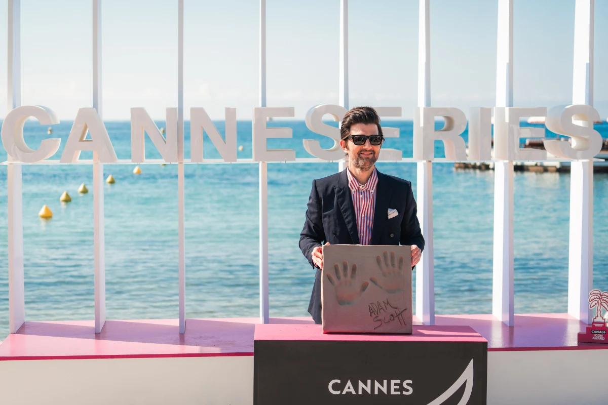 CANNESERIES 2026 : empreintes croisette Adam Scott