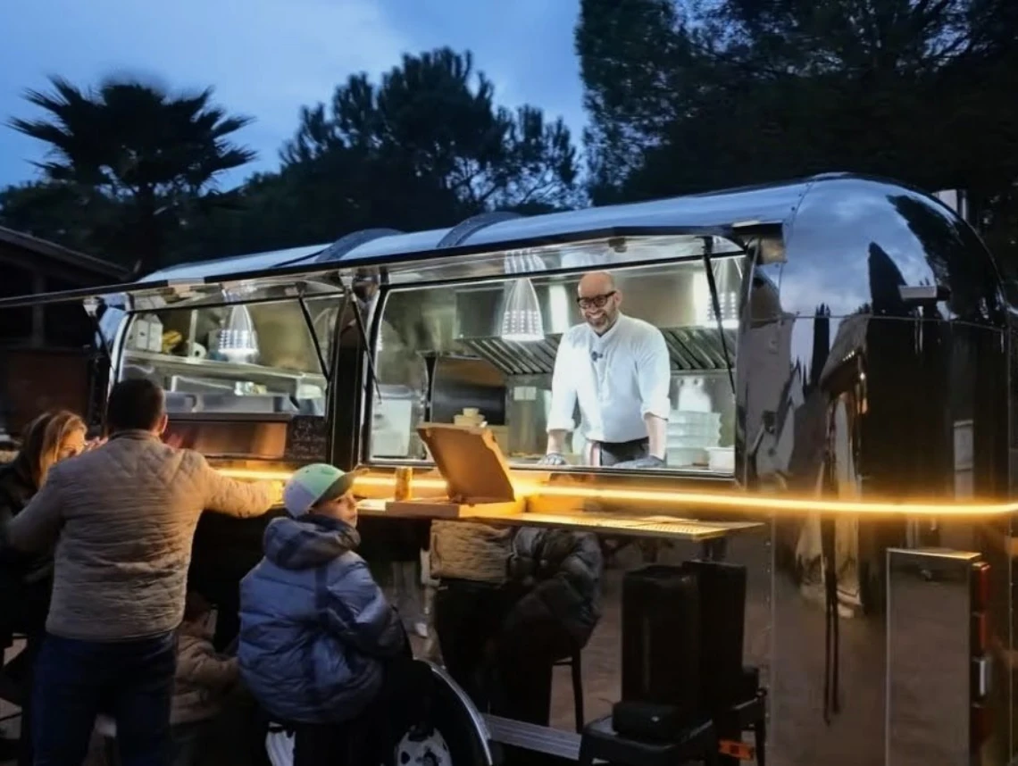 Camion à pizzas itinérant. Ora - 1929 par Boris Berard