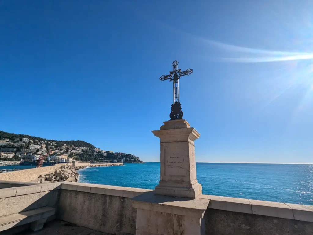 Croix face Monument morts Port de Nice