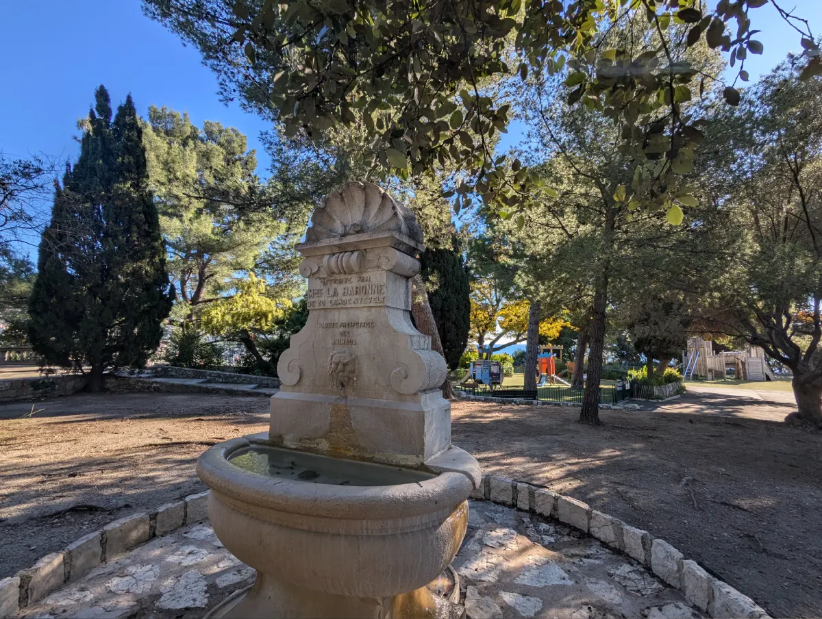 Fontaine parc Colline du Château