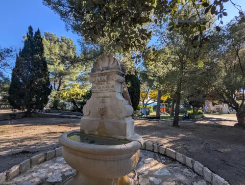 Fontaine parc Colline du Château