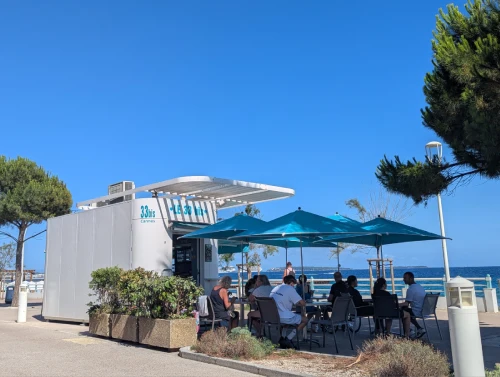 Kiosque plage du midi à Cannes