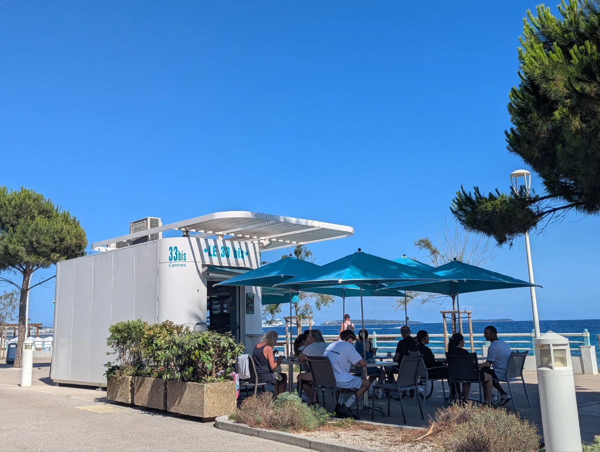 Kiosque plage du midi à Cannes