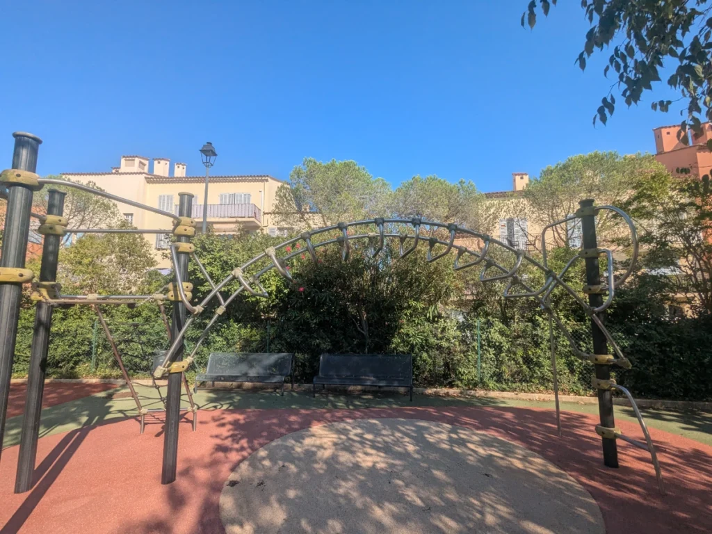 Parc enfants place arcade Mougins le Haut