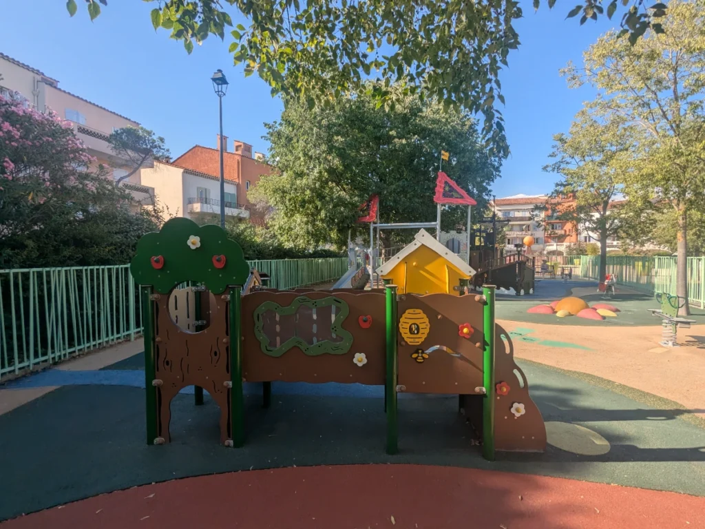 Parc enfants place arcade Mougins le Haut